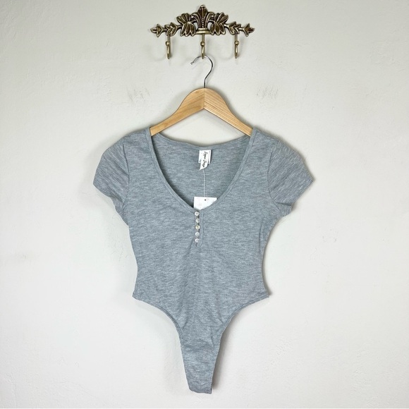 NEW Dippin' Daisys Gray Waffle Short Sleeve Henley Bodysuit Size Extra Small - Picture 1 of 7